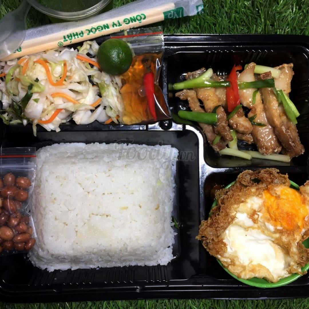 com-ba-chi-rang-chay-canh-va-trung-op-la