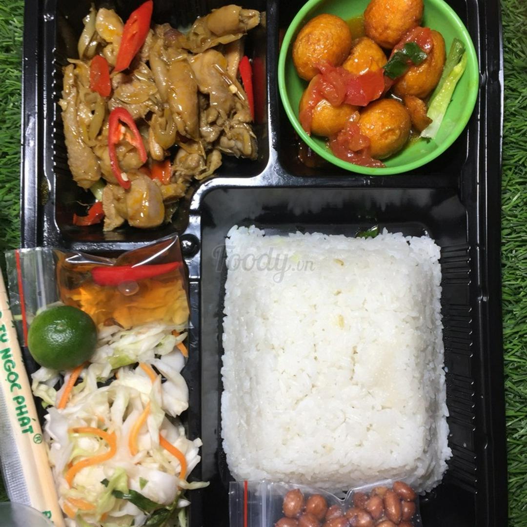 com-ga-xao-sa-ot-va-trung-chim-cut-sot-ca-chua