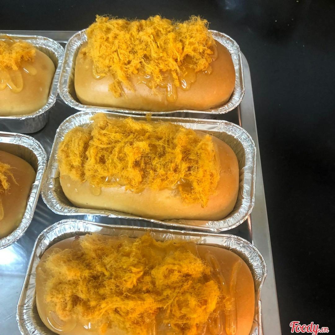 banh-mi-trung-muoi-ga-cay