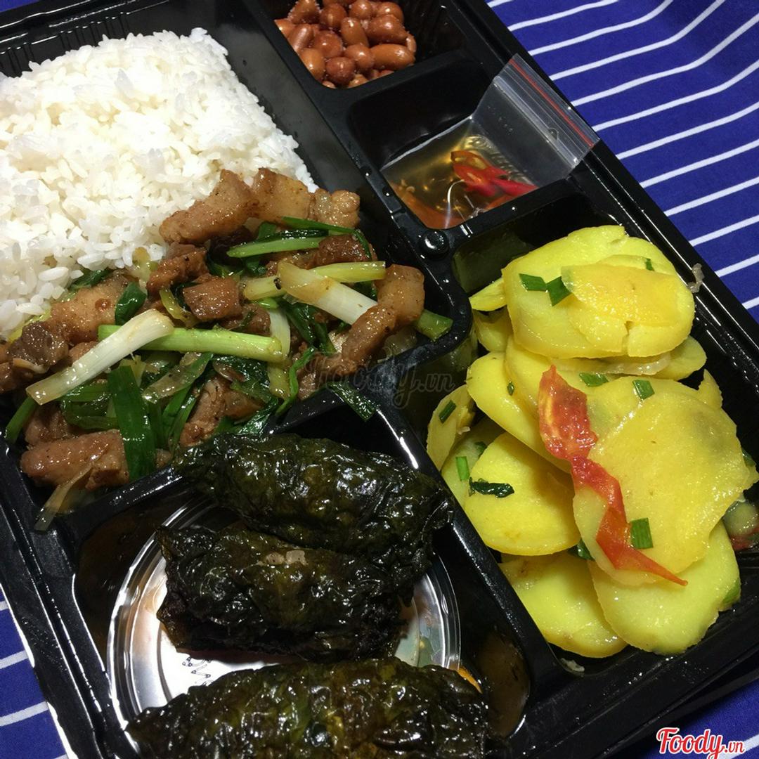 com-ba-chi-rang-chay-canh-va-cha-cuon-la-lot