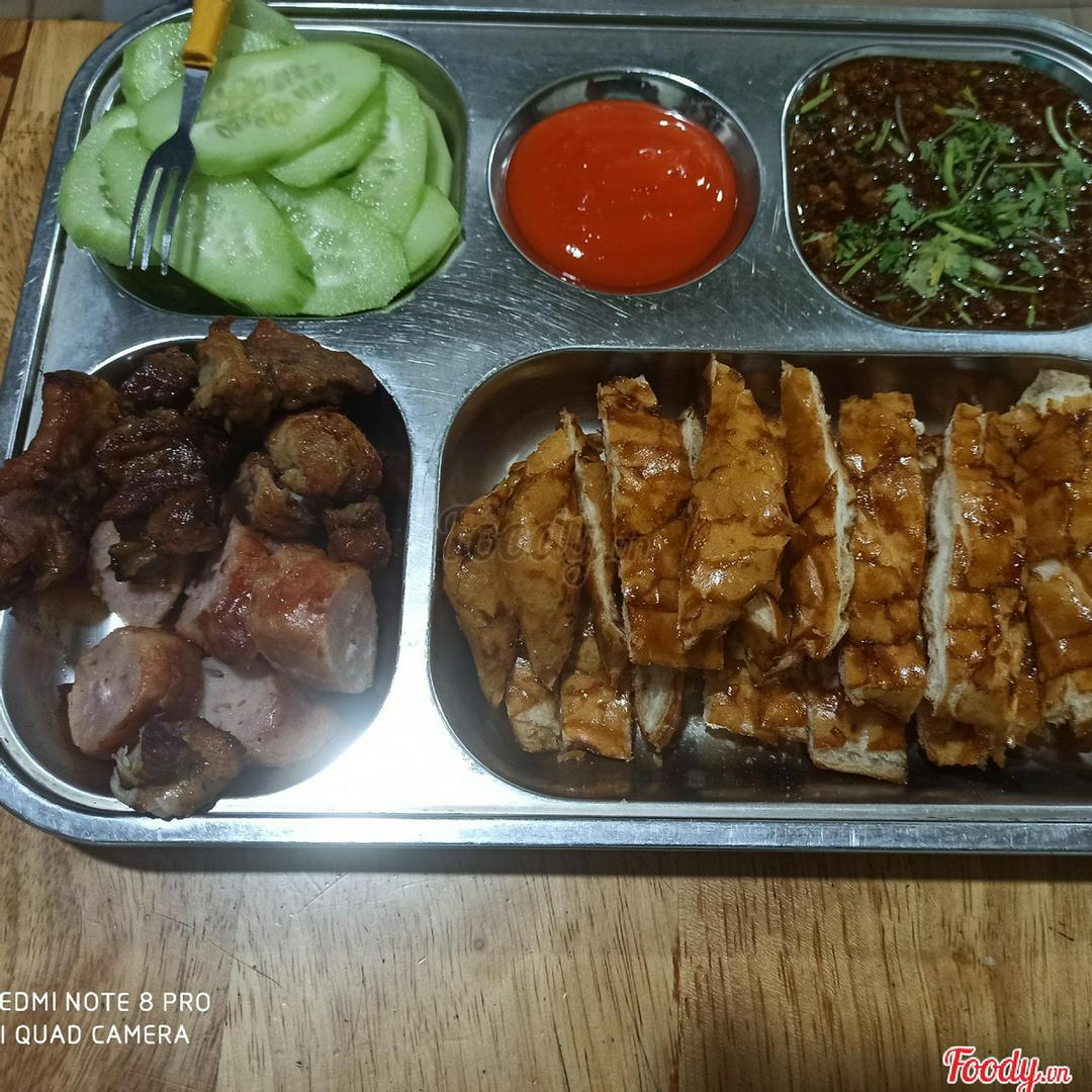 2-banh-my-1-xien-thit-1-nem-nuong-1-cocacola