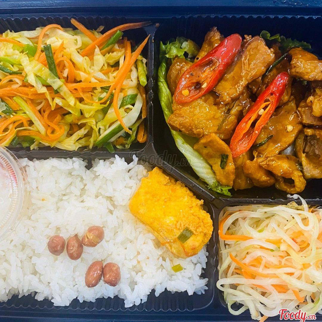 com-thit-heo-rang-chay-canh