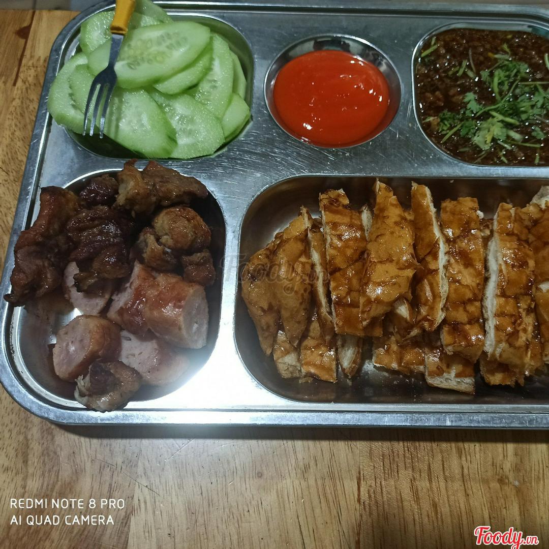 2-banh-my-1-xien-thit-1-nem-lui-1-cocacola