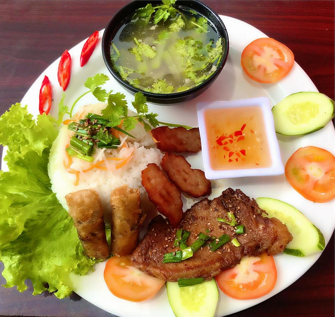 combo-4-phan-com-tam-suon-nuong-cha-gio-nem-lui
