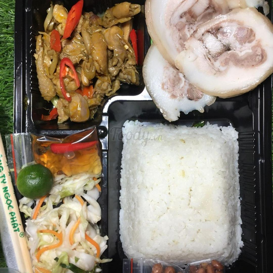 com-thit-luoc-va-ga-xao-sa-ot