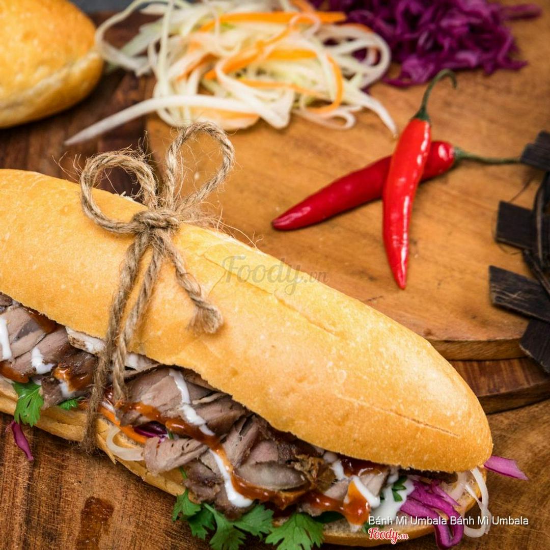 banh-my-thit-nuong-voi-sot-tieu-cay