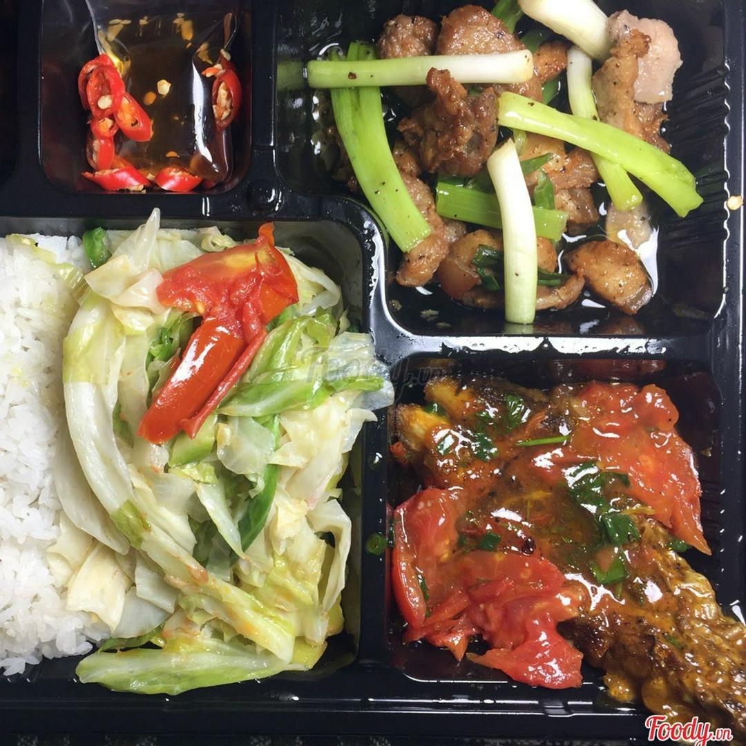 com-ba-chi-rang-chay-canh-va-ca-sot-ca-chua