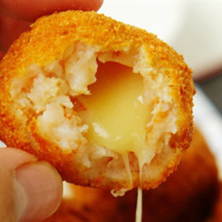 hop-10-vien-tom-vien-pho-mai-chien