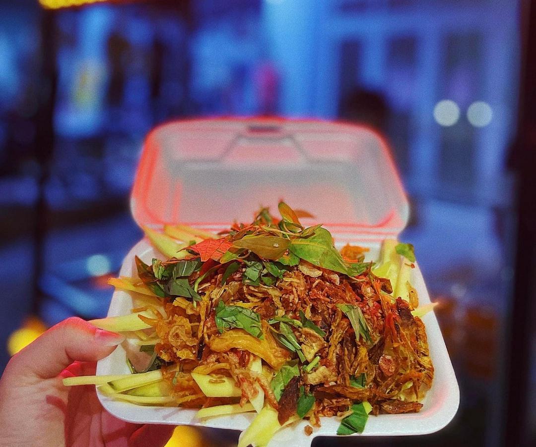 goi-xoai-kho-bo-tang-kem-banh-phong-tom