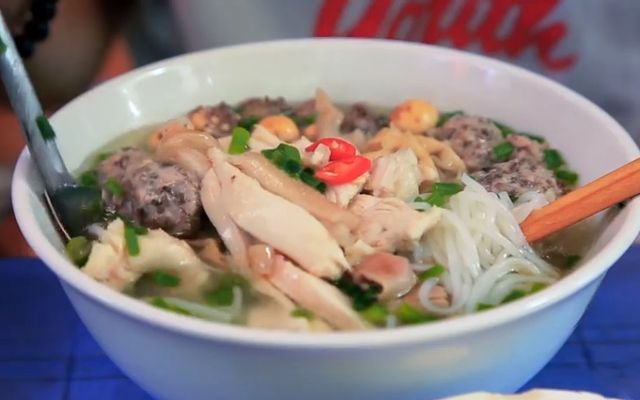 lan-anh-bun-pho-ga-chan-cam