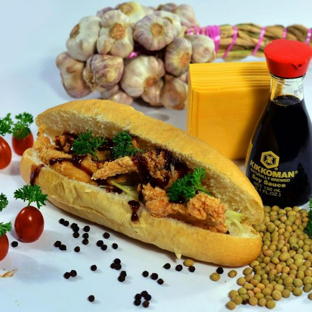 banh-mi-ga-voi-sot-teriyaki-va-pho-mai-cheddar