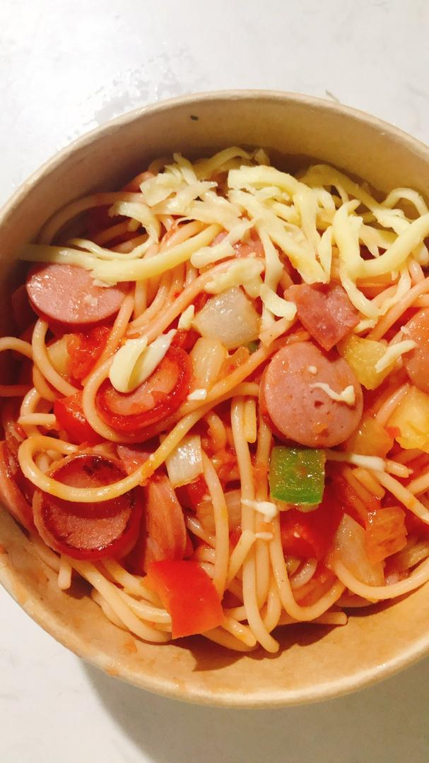 spaghetti-xuc-xich-sot-ca-chua