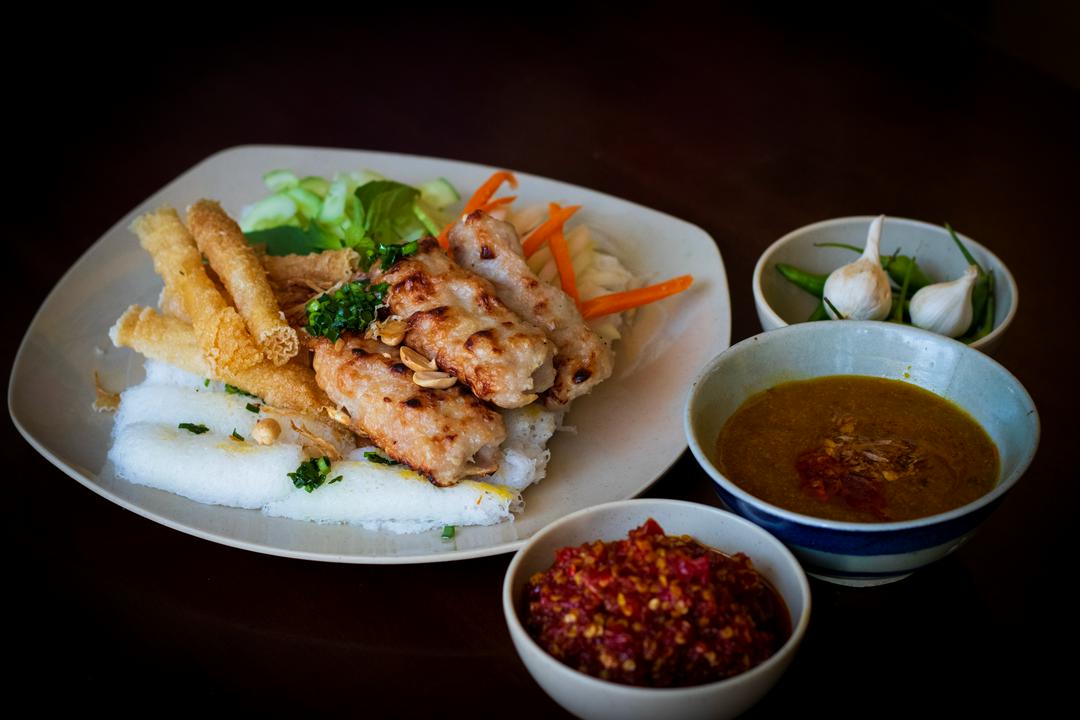 banh-hoi-nem-nuong-sot-tom-thit