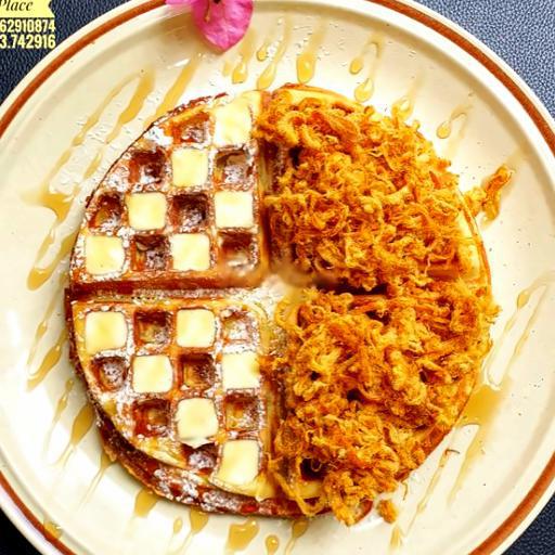 waffle-1-nua-pho-mai-kem-va-1-nua-cha-bong-heo