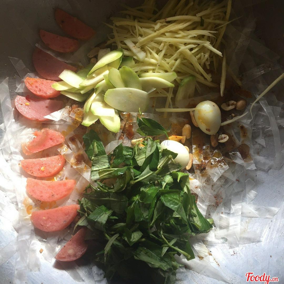 banh-trang-tron-nem-trung-cut-xoai