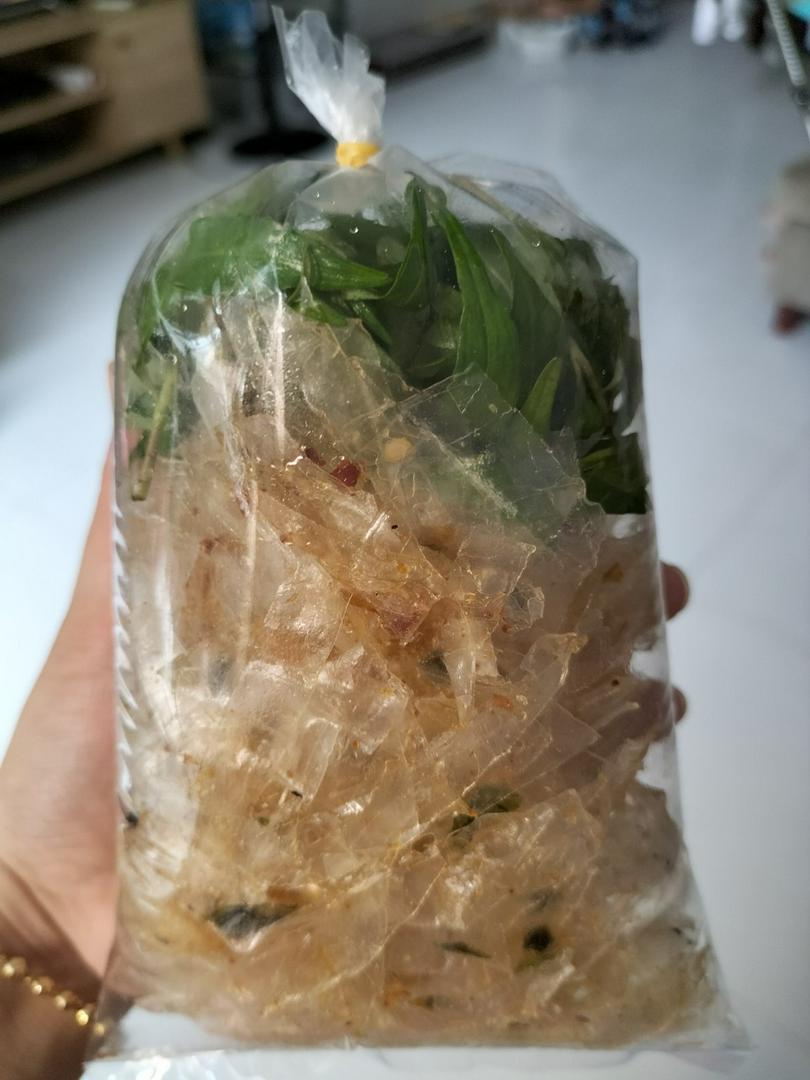 banh-trang-toi-rau-ram