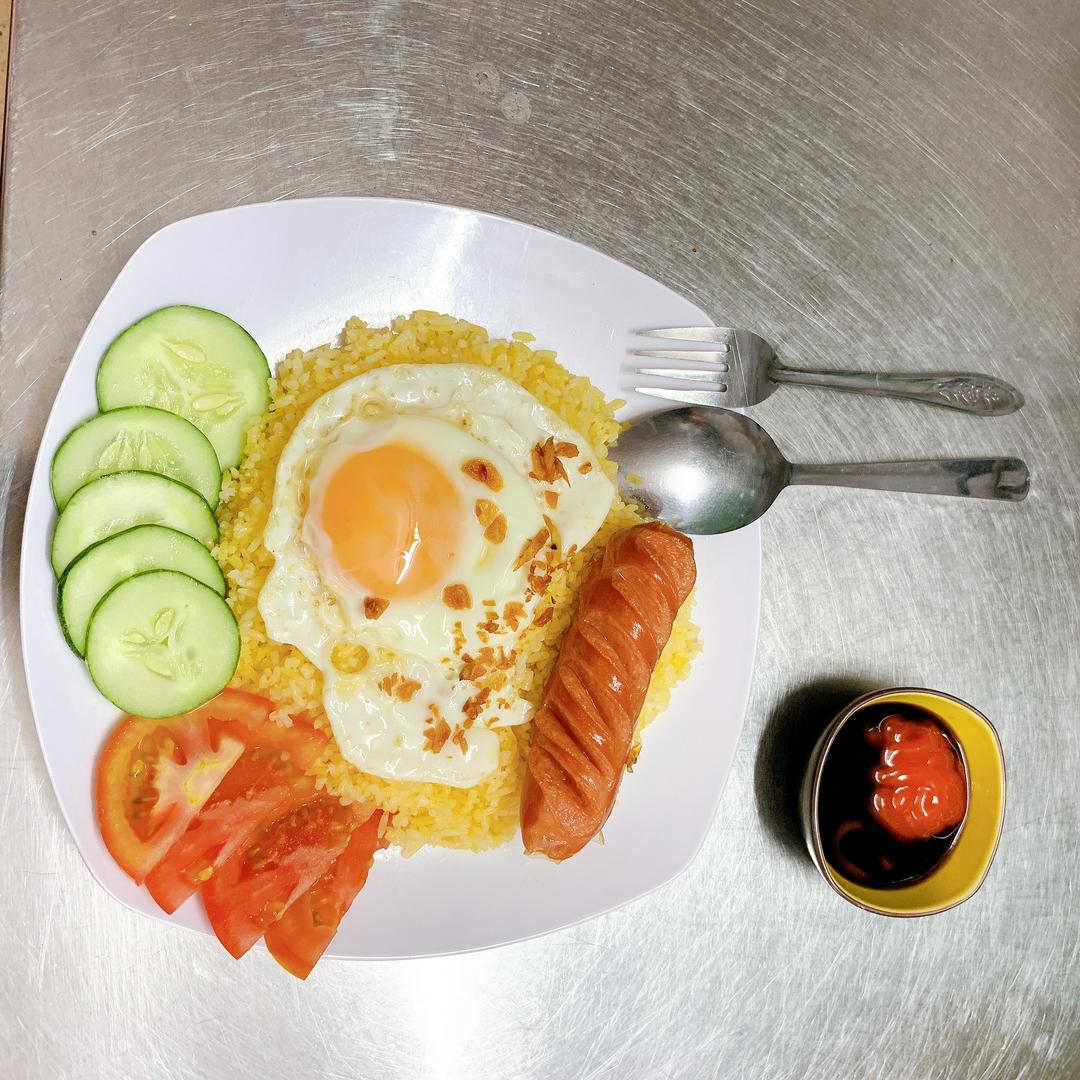 com-xuc-xich-trung-1chai-hong-tra