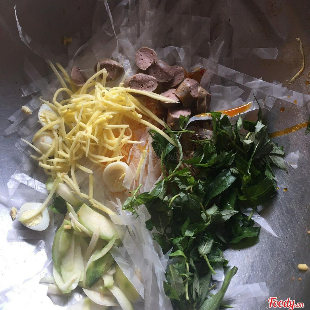 banh-trang-tron-cha-bo-trung-cut-xoai