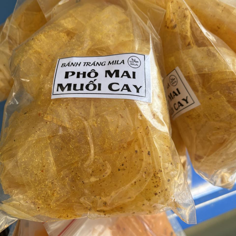 banh-trang-pho-mai-muoi-cay-tron-san