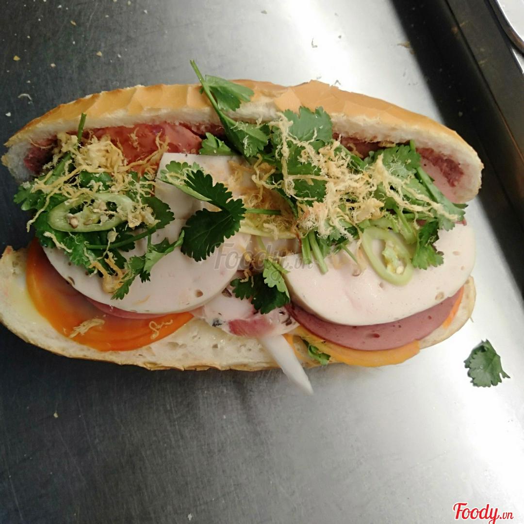 banh-mi-kep-thit-cha-ac-biet
