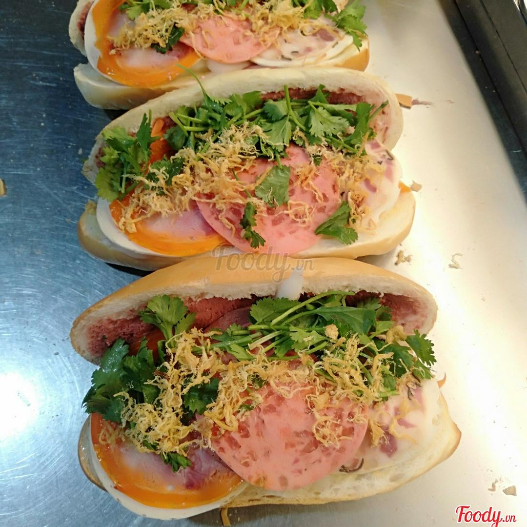 banh-mi-kep-thit-cha