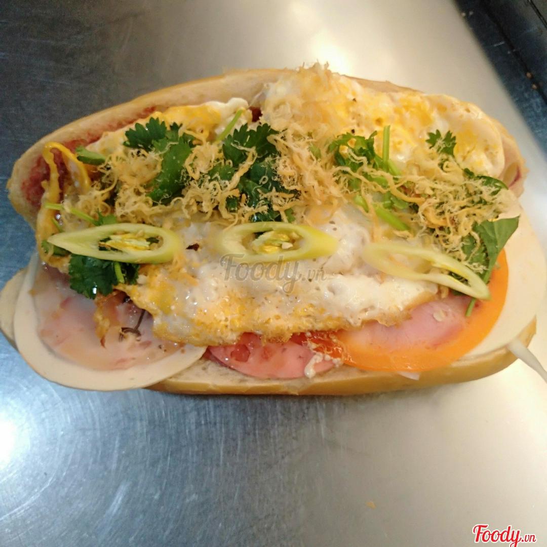 banh-mi-kep-thit-cha-op-la