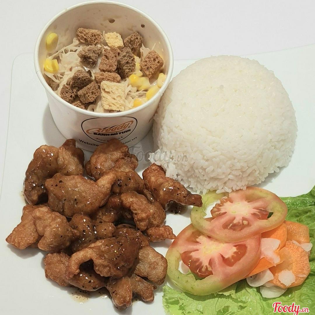 com-snack-ga-sot-tieu-salad