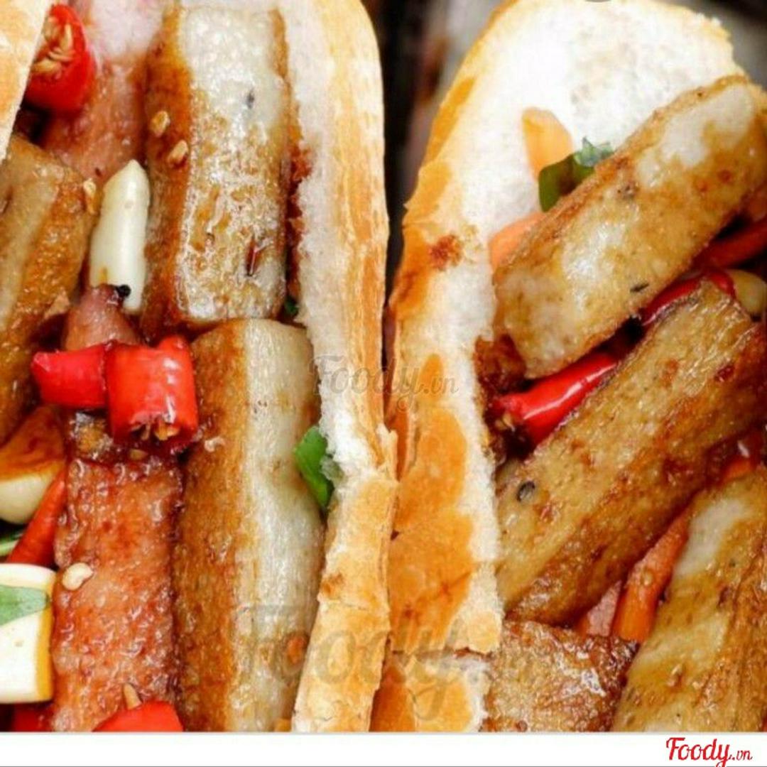 banh-mi-cha-ca-op-la