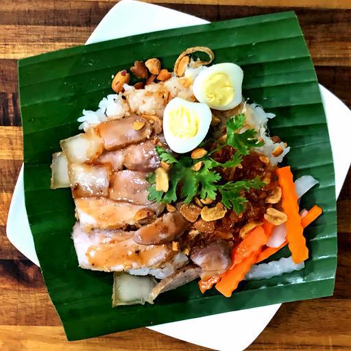 xoi-thit-khia-nuoc-dua-goi-la-chuoi