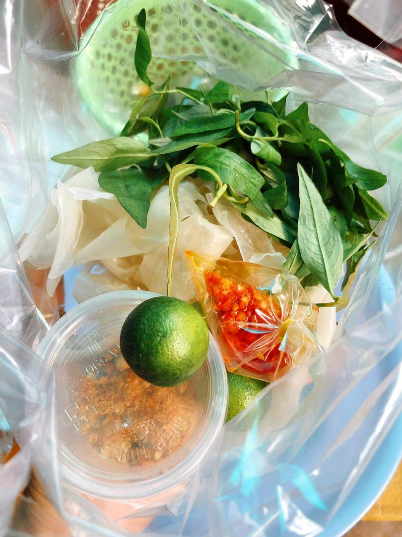 banh-trang-cham-muoi-tac-sate-khong-trung