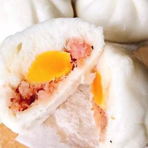 banh-bao-trung-muoi-trung-cut-xa-xiu