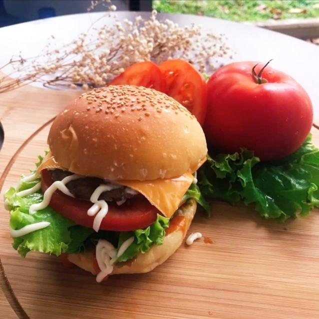 combo-2-hamburger-heo-trung-xxich-pho-mai-ko-rau-ko-ot