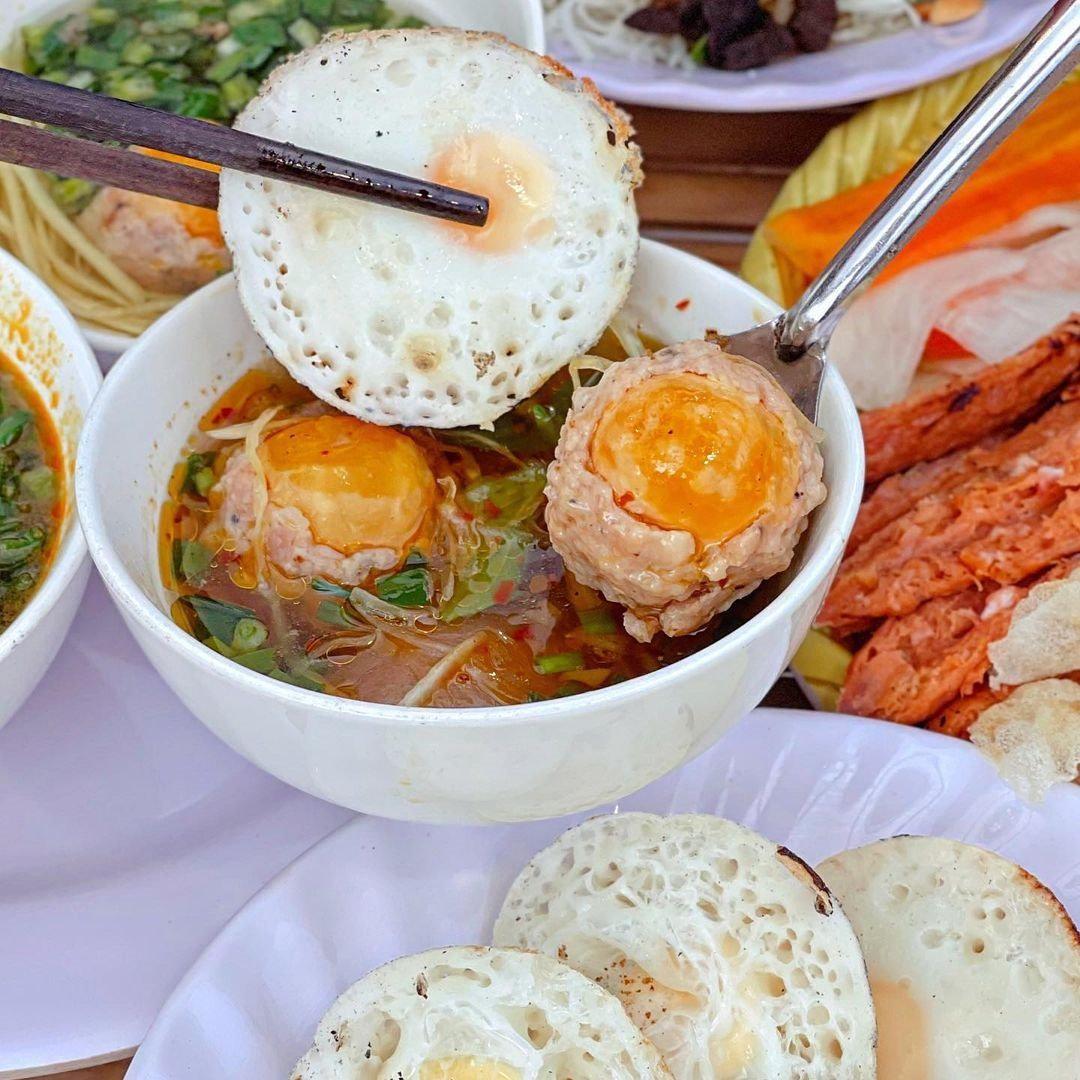 banh-can-trung-cut-4-cap-1-xiu-mai-trung-muoi