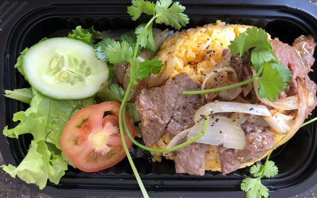 chu-phuc-com-chien-mi-xao-nui-xao