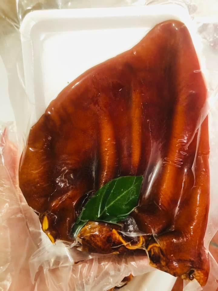 tai-heo-u-muoi-xong-khoi-kem-nuoc-cham-hs