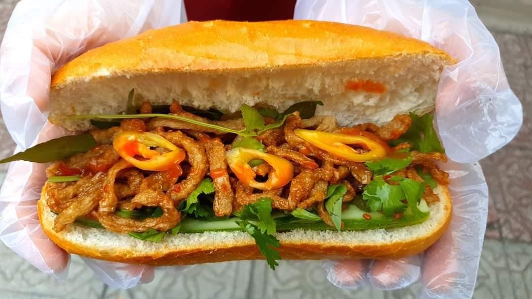 banh-my-ga-nuong-ho-ieu