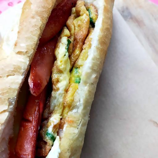 banh-my-kep-trung_-xuc-xich