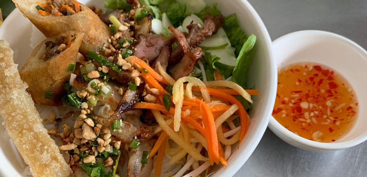 nem-nuong-bun-thit-nuong-mr-nem-ho-ac-di