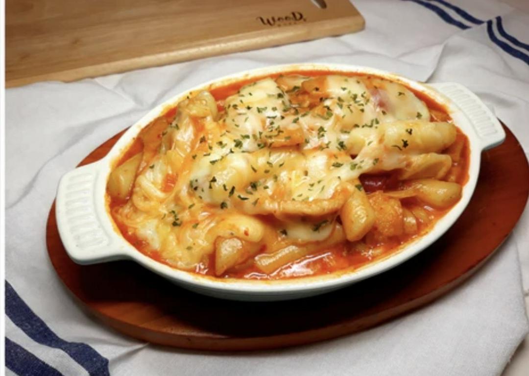 tokbokki-sot-xuc-xich-phomai