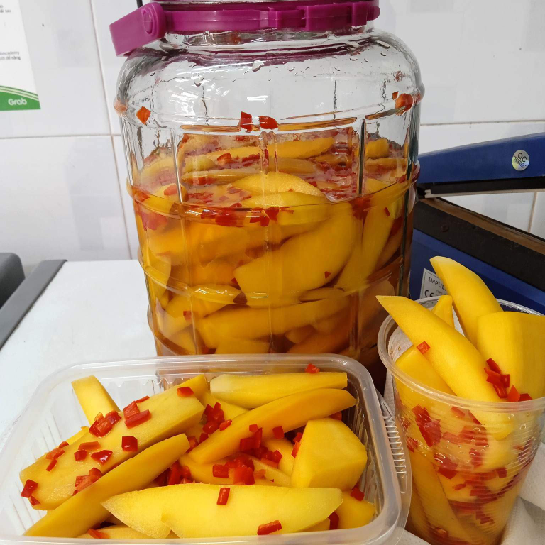 xoai-ngam-chua-ngot-ly