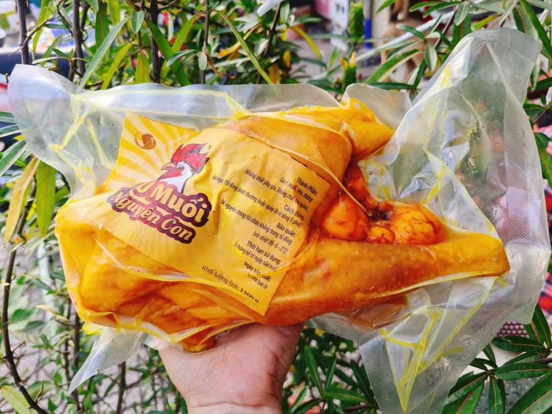 khong-chat-ga-u-muoi-hoa-tieu-nguyen-con-co-au-chan-co-nuoc-cham-va-dua-leo-an-kem