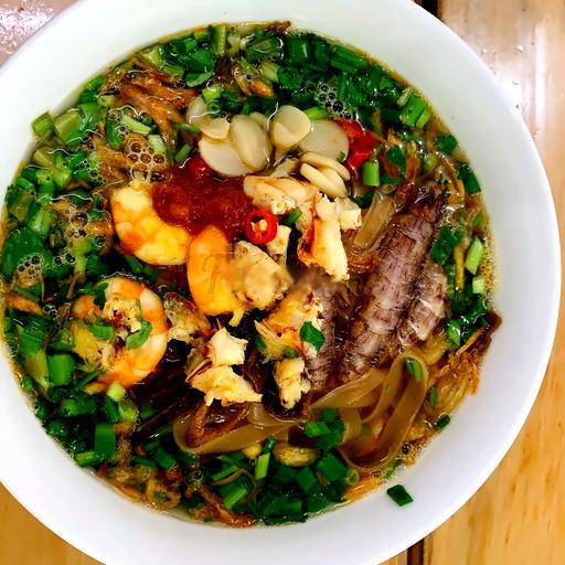 banh-a-o-tom-cha-la-lot-cha-moc-thit-xao