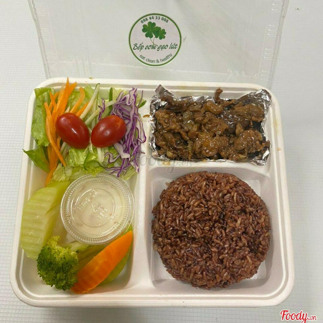 combo-ac-biet-com-gao-lut-va-salad-bo-sot-tieu-en