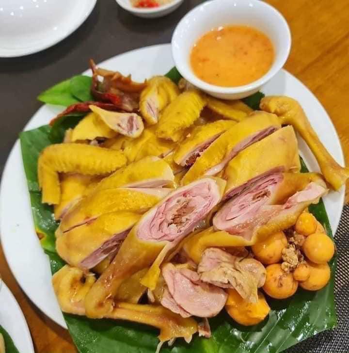 khong-chat-ga-u-muoi-hoa-tieu-om-trung-non-co-nuoc-cham-va-dua-leo-an-kem