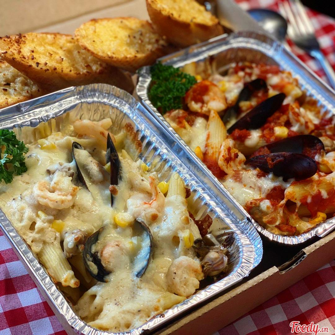 combo-2-phan-mi-y-banh-mi-bo-toi