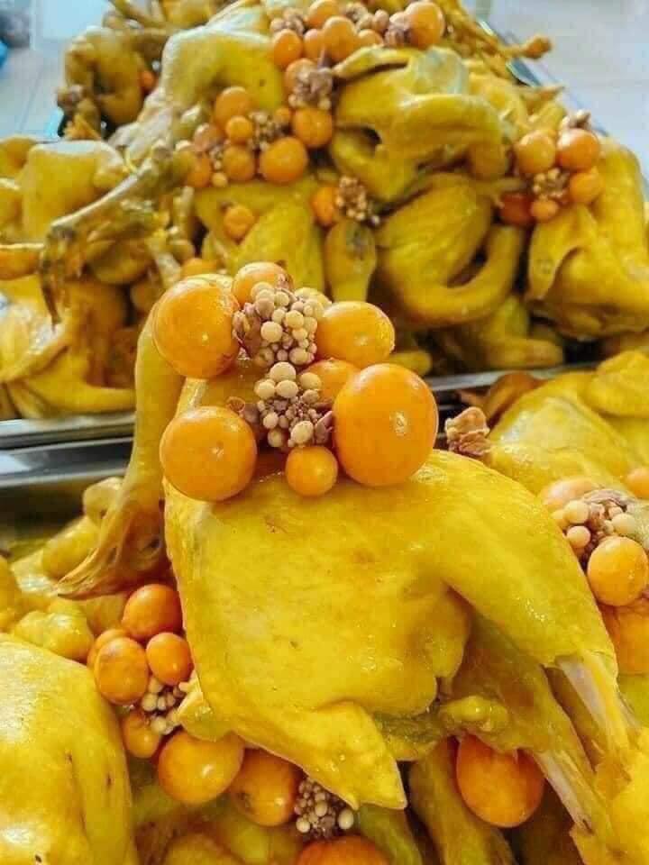 chat-san-ga-u-muoi-hoa-tieu-om-trung-non-co-nuoc-cham-va-dua-leo-an-kem