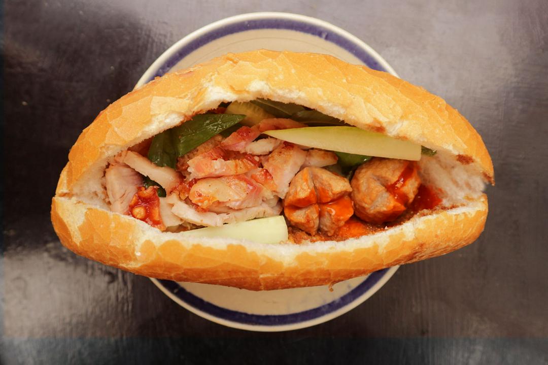 banh-mi-bo-vien-heo-quay