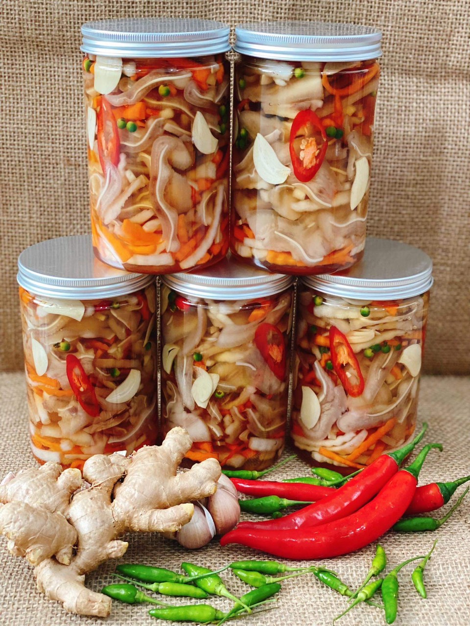 tai-heo-chua-ngot-1-hop-1kg-kem-nuoc-cham-hs