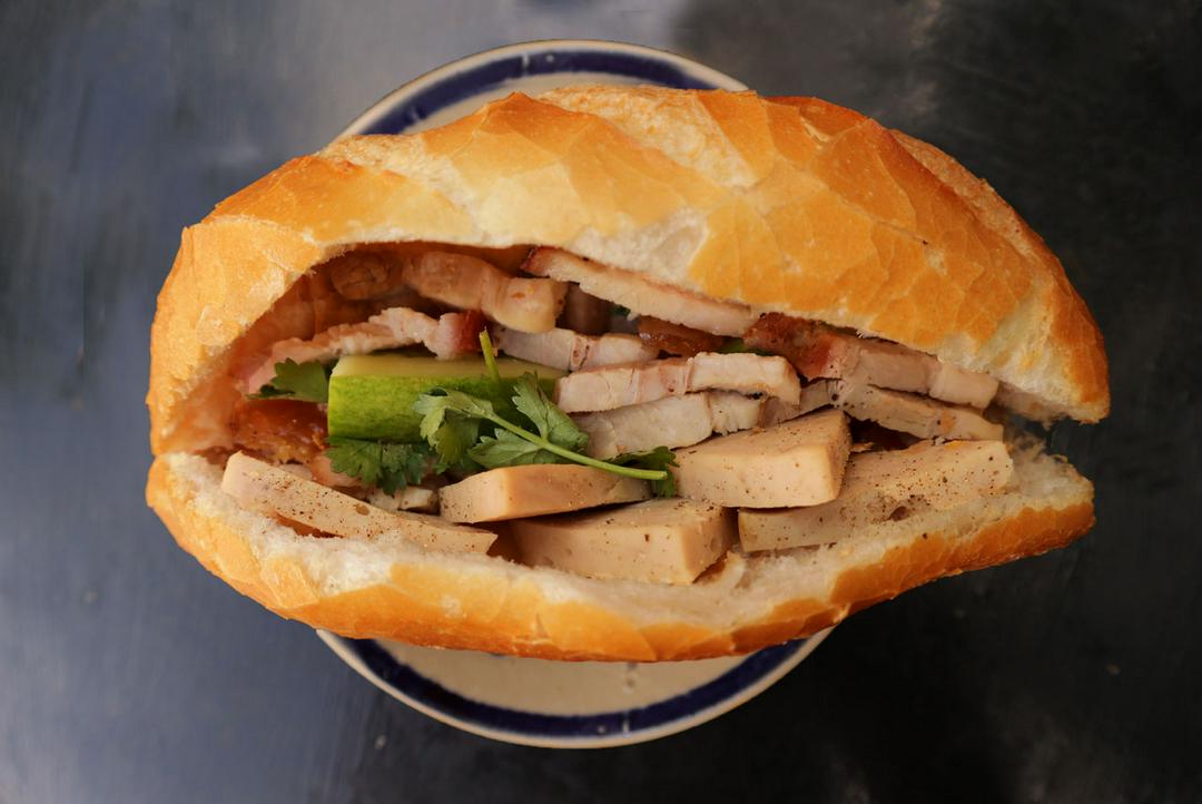 banh-mi-cha-lua-heo-quay