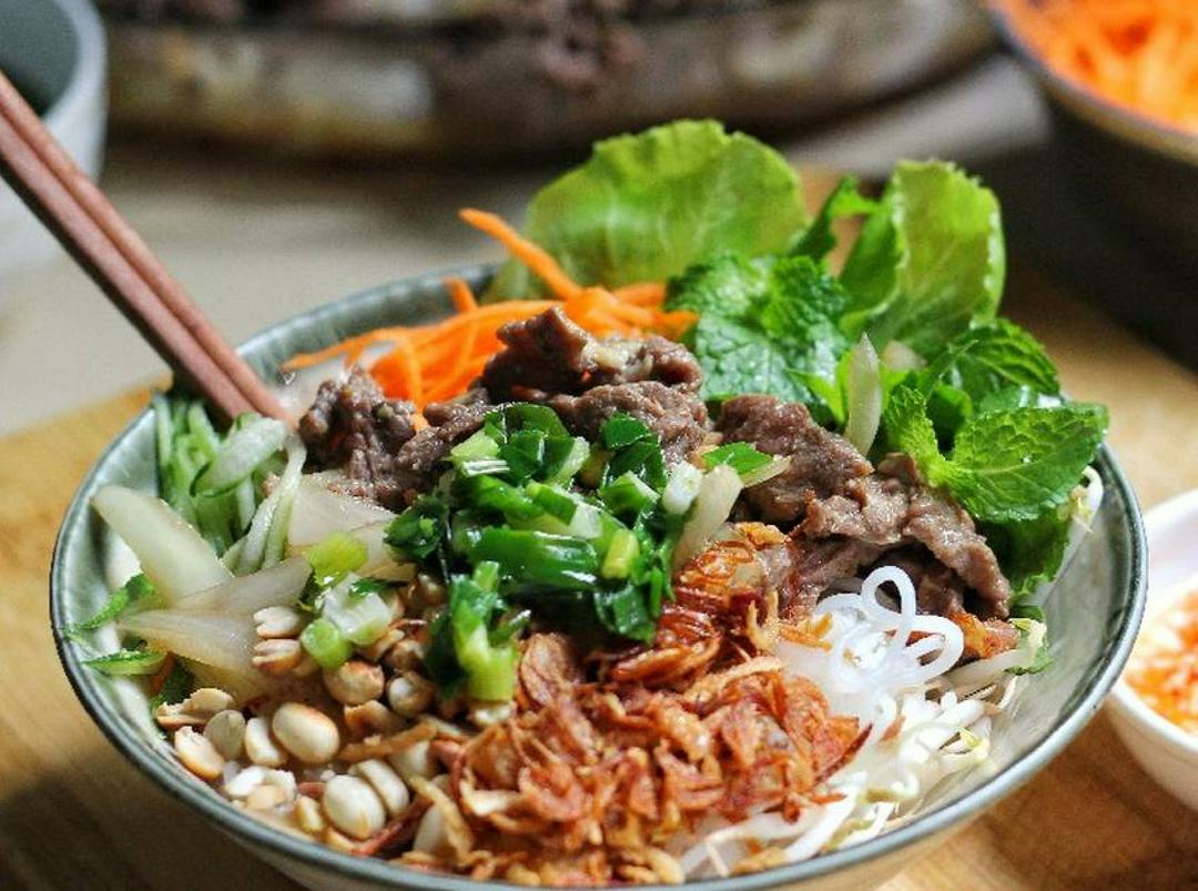 bun-thit-bo-xao-cu-hanh